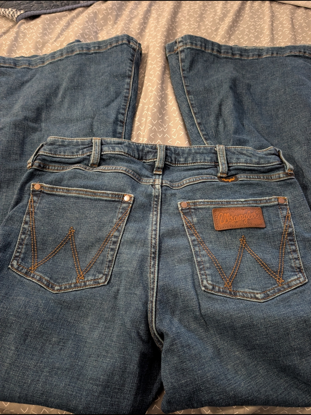 Wrangler Women's Blue Denim Jeans - Classic Back Pocket Design